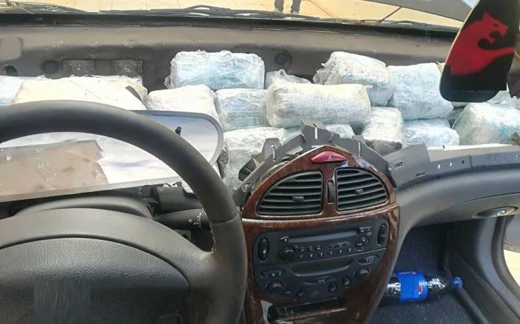 Τίποτα δεν ξεφεύγει από τη μύτη του: Λαγωνικό της ΕΛΑΣ εντόπισε 32 κιλά κάνναβη κρυμμένα σε αυτοκίνητο (εικόνες)